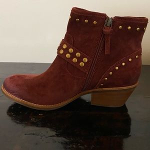 Brand new in box. Beautiful Söfft brick booties US size 8